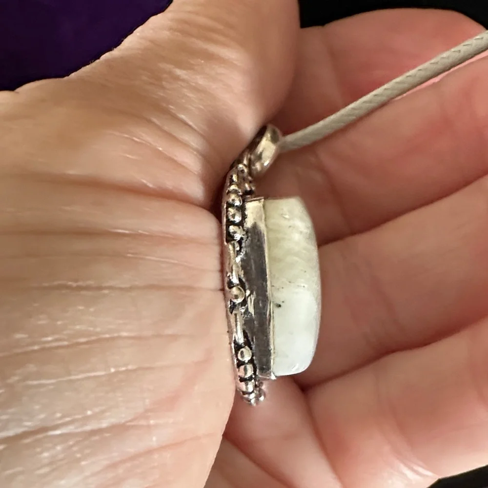 Elegant Natural Stone Pendant Necklace - Picture 11 of 11